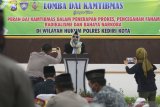 Peserta Lomba Dai Kamtibmas tampil di hadapan juri di Polres Kediri Kota, Kota Kediri, Jawa Timur, Kamis (22/4/2021). Lomba yang diikuti perwakilan polsek se-Kota Kediri tersebut sebagai upaya mencetak dai berkualitas yang mampu mensosialisasikan penerapan protokol kesehatan COVID-19 sekaligus menangkal penyebaran radikalisme di tengah masyaraat. Antara Jatim/Prasetia Fauzani/zk.