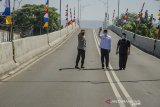 Gubernur Provinsi Jawa Barat Ridwan Kamil (tengah) didampingi Kapolda Jawa Barat  Irjen Pol Ahmad Dofiri (kiri) dan Wali Kota Bandung Oded M. Danial (kanan) saat mengecek kondisi jembatan layang (Flyover) jalur Laswi-Pelajar Pejuang, Bandung, Jawa Barat, Kamis (22/4/2021). Pemerintah Provinsi Jawa Barat meresmikan meresmikan dan mengoperasikan dua Flyover yakni  jalur Jalan Laswi-Pelajar Pejuang dan jalur Jalan Jakarta-Supratman guna diharapkan bisa menjadi salah satu solusi dalam mengurai dan mengatasi kemacetan di Kota Bandung. ANTARA JABAR/Novrian Arbi/agr