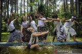 Sejumlah penari menampilkan tarian teatrikal tentang alam pada peringatan Hari Bumi di Taman Hutan Raya Juanda, Kabupaten Bandung, Jawa Barat, Kamis (22/4/2021). Tujuh orang penari yang berasal dari sanggar tari Bongkeng Art Space membawakan tarian alam selama tujuh jam tanpa henti untuk memperingati Hari Bumi. ANTARA JABAR/Raisan Al Farisi/agr