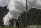 Petugas berjaga saat uji produksi sumur (Discharge Well) di PLTP Wayang Windu Star Energy Geothermal di Desa Margamukti, Pangalengan, Kabupaten Bandung, Jawa Barat, Kamis (22/4/2021). Kegiatan uji produksi sumur tersebut bertujuan untuk membersihkan sumur dari kotoran-kotoran yang terdapat pada lubang sumur serta mengetahui besaran aliran fluida yang dihasilkan dari sumur setelah pengeboran atau perawatan. ANTARA JABAR/M Agung Rajasa/agr