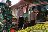 Tim Satuan Tugas COVID-19 Banda Aceh yang terdiri dari personil Polresta, anggota TNI dan Satpol PP melaksanakan sosialisasi dan razia protokol kesehatan (prokes) kepada pedagang kaki lima di pasar tradisional Peunayong, Banda Aceh, Aceh, Kamis (22/4/2021). Pemerintah Aceh akan mengefektifkan Pemberlakukan Pembatasan Kegiatan Masyarakat (PPKM) skala mikro di seluruh daerah guna mencegah penyebaran dan penanganan COVID-19. Antara Aceh/Irwansyah Putra.