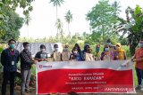 Sebanyak 12.175 paket sembako kado Ramadhan donasi konsumen Alfamidi