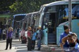 Sejumlah kondektur menunggu penumpang di Terminal Leuwi Panjang, Bandung, Jawa Barat, Jumat (23/4/2021). Terminal Leuwi Panjang mulai memberlakukan pengetatan terhadap penumpang yang akan keluar Kota Bandung atas dasar himbauan pemerintah yang melarang mudik lebaran 2021 sejak 22 April hingga 24 Mei 2021. ANTARA JABAR/Raisan Al Farisi/agr