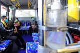 Penumpang berada di dalam Bus Rapid Transit (BRT) Trans Siginjai setelah diberangkatkan dari Bandara Sultan Thaha, Jambi, Kamis (22/4/2021). Pemerintah Provinsi Jambi, PT Angkasa Pura II (Persero), dan Perum Damri secara resmi memulai operasional lima unit armada bus Trans Siginjai untuk melayani para penumpang dari Bandara Sultan Thaha di Kota Jambi menuju Sengeti di Jalan Lintas Timur Sumatera, Muarojambi. ANTARA FOTO/Wahdi Septiawan/aww.