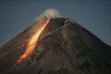 Gunung Merapi mengeluarkan awan panas guguran dipotret dari Turi, Sleman, D.I Yogyakarta, Sabtu (24/4/2021). Menurut data BPPTKG periode pengamatan pukul 00:00-06:00 WIB secara visual Gunung Merapi teramati 4 kali mengeluarkan awan panas guguran dengan jarak luncur maksimal 1300 m serta 6 kali guguran lava pijar dengan jarak luncur maksimal 1.200 m kearah barat daya. ANTARA FOTO/Andreas Fitri Atmoko/nym.