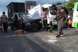 Polisi melakukan identifikasi di lokasi kecelakaan beruntun di Pagotan, Kabupaten Madiun, Jawa Timur, Jumat (23/4/2021). Kecelakaan terjadi diduga akibat sebuah truk boks melanggar lampu lalu lintas dan menabrak tiga sepeda motor serta tiga kendaraan roda empat lainnya dan mengakibatkan seorang pengendara sepeda motor tewas dan seorang luka berat. Antara Jatim/Siswowidodo/zk.