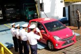 Anak Buah Kapal memberi hormat kepada pengguna jasa penyeberangan rute Banyuwangi-Lembar di Pelabuhan Ketapang, Banyuwangi, Jawa Timur, Sabtu (24/4/2021). Menteri Perhubungan mengapresiasi rute penyeberangan tersebut karena berdampak pada pengurangan kepadatan kendaraan di Pulau Bali. Antara Jatim/Budi Candra Setya/zk.