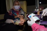 Petugas Palang Merah Indonesia (PMI) melakukan transfusi darah di dalam Mobil Unit Donor Darah di ruang publik kawasan Sumber Umis Kota Madiun, Jawa Timur, Sabtu (24/4/2021) malam. Kegiatan tersebut untuk memfasilitasi umat muslim yang ingin melakukan donor darah pada malam hari karena pada siang hari menjalankan ibadah puasa Ramadhan. Antara Jatim/Siswowidodo/zk.
