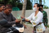 Dandim di Lombok Tengah berbagi takjil di jalanan
