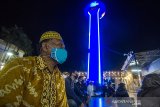 Warga antre mengikuti vaksinasi COVID-19 saat Pekan Gebyar Vaksinasi COVID-19 di Masjid Raya Sabilal Muhtadin, Banjarmasin, Kalimantan Selatan, Minggu (25/4/2021). Pemerintah Kota Banjarmasin menggelar pekan Gebyar Vaksinasi COVID-19 dengan sasaran sejumlah tempat ibadah sebagai upaya mengejar target sasaran vaksinasi di tengah bulan Ramadhan. Foto Antaranews Kalsel/Bayu Pratama S.