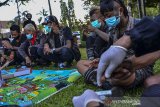 Sejumlah warga yang tergabung dalam kelompok pemusik jalanan dan Punk Ciamis mengikuti sosialisasi bahaya narkoba di Alun-alun Ciamis, Kabupaten Ciamis, Jawa Barat, Sabtu (24/4/2021). Badan Narkotika Nasional (BNN) menggelar sosialisasi bahaya narkoba sekaligus buka puasa bersama, donor darah, tes HIV AIDS, dan bagi-bagi vitamin kepada warga yang melakukan aktivitas ngabuburit. ANTARA JABAR/Adeng Bustomi/agr
