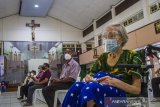 Sejumlah warga lanjut usia (lansia) beristirahat di ruang observasi usai menjalani vaksinasi COVID-19 di Gereja Katedral Keluarga Kudus, Banjarmasin, Kalimantan Selatan, Minggu (25/4/2021). Dinas Kesehatan Kota Banjarmasin menargetkan vaksinasi COVID-19 kepada sebanyak 4.200 lansia, ASN, guru, dosen,ustadz/ustadzah dan pendeta/pastor saat pelaksanaan Pekan Gebyar Vaksinasi COVID-19 di bulan Ramadhan. Foto Antaranews Kalsel/Bayu Pratama S.