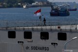 Prajurit TNI AL melintas disamping bendera merah putih yang dikibarkan setengah tiang di dek KRI dr SOeharso-990 ketika sandar di Pelabuhan Tanjung Wangi, Banyuwangi, Jawa Timur, Senin (25/4/2021). TNI AL mengibarkan bendera setengah tiang untuk menghormati 53 awak kapal selam KRI Nanggala-402 yang gugur di perairan Bali dan bendera setengah tiang tersebut akan dikibarkan selama 7 hari.  Antara Jatim/Zabur Karuru