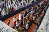 Sejumlah santri mengikuti shalat ghoib dan doa bersama di Gedung Serbaguna terpadu Pondok Pesantren Darussalam, Kabupaten Ciamis, Jawa Barat, Senin (26/4/2021). Shalat ghoib dan doa bersama sebagai bentuk kepedulian serta keprihatinan atas tenggelamnya kapal selam KRI Nanggala-402 beserta 53 awak kapal di perairan utara Pulau Bali. ANTARA JABAR/Adeng Bustomi/agr