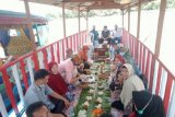 Sajian berbuka buka puasa di atas ketek kelilingi Danau Sipin