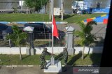 BENDERA SETENGAH TIANG PENGHORMATAN UNTUK AWAK KAPAL SELAM. Prajurit TNI AL mengibarkan bendera merah putih setengah tiang di Pos Angkatan Laut Lampulo, Banda Aceh, Aceh, Selasa (27/4/2021). Pengibaran bendera setengah tiang selama sepekan itu untuk menghormati  53 awak kapal selam KRI Nanggala 402 yang gugur di perairan Bali. ANTARA FOTO/Ampelsa