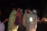 Tega! bayi dibungkus kain dibuang orang tuanya di berugak Pringgasela