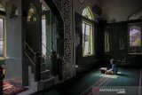 Seorang anak mengaji di dalam Masjid Baiturrohmah, Cimahi, Jawa Barat, Selasa (27/4/2021). Masjid yang dibangun pada tahun 1938 oleh ulama besar yang juga pejuang kemerdekaan Republik Indonesia, KH Usman Dhomiri tersebut merupakan masjid tertua di Kota Cimahi yang menjadi sarana penyebaran agama islam di kota tersebut. ANTARA JABAR/Raisan Al Farisi/agr