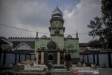Pengurus DKM berada di kompleks Masjid Baiturrohmah, Cimahi, Jawa Barat, Selasa (27/4/2021). Masjid yang dibangun pada tahun 1938 oleh ulama besar yang juga pejuang kemerdekaan Republik Indonesia, KH Usman Dhomiri tersebut merupakan masjid tertua di Kota Cimahi yang menjadi sarana penyebaran agama islam di kota tersebut. ANTARA JABAR/Raisan Al Farisi/agr