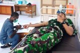 Babinsa Koramil Yapsel bantu donor darah pasien persalinan