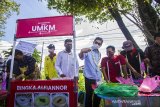 Calon Ketua Umum Kamar Dagang dan Industri (KADIN) Indonesia Arsjad Rasjid (tengah) berbincang dengan pedagang UMKM Difable saat mengunjungi Booth UMKM Difable di Jalan Ahmad Yani Km 19 Liang Anggang, Banjarbaru, Kalimantan Selatan, Rabu (28/04/2021). Dalam kunjungannya ke Provinsi Kalimantan Selatan tersebut dalam rangka bersilahturahim serta melakukan kunjungan ke Booth UMKM Difable. Foto Antaranews Kalsel/Bayu Pratama S.