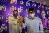 Calon Ketua Umum Kamar Dagang dan Industri (KADIN) Indonesia Arsjad Rasjid (kanan) bersama Ketua KADIN Kalsel Edi Suryadi (kiri) melakukan salam komando saat Dialog dan Buka Puasa Bersama Caketum KADIN RI di Hotel golden Tulip, Banjarmasin, Kalimantan Selatan, Rabu (28/04/2021). KADIN se Kalimantan menyatakan dukungan terhadap Wakil Ketua Umum KADIN RI Arsjad Rasjid pada bursa pemilihan Ketua Umum KADIN RI periode 2021-2026. Foto Antaranews Kalsel/Bayu Pratama S.