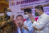 Calon Ketua Umum Kamar Dagang dan Industri (KADIN) Indonesia Arsjad Rasjid (tengah) didampingi Ketua KADIN Kalsel Edi Suryadi (kanan) berbincang bersama PJ Gubernur Kalsel Safrizal ZA (kiri)  saat Dialog dan Buka Puasa Bersama Caketum KADIN RI di Hotel golden Tulip, Banjarmasin, Kalimantan Selatan, Rabu (28/04/2021). KADIN se Kalimantan menyatakan dukungan terhadap Wakil Ketua Umum KADIN RI Arsjad Rasjid pada bursa pemilihan Ketua Umum KADIN RI periode 2021-2026. Foto Antaranews Kalsel/Bayu Pratama S.