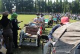 Tukang becak menerima bantuan sembako di lapangan Pemerintah Kabupaten Jombang, Jawa Timur, Selasa (27/4/2021). Sebanyak 7.500 ribu paket sembako berupa beras 5 kilogram dan uang Rp 50 ribu dibagikan Pemkab Jombang, kepada Penyandang Masalah Kesejahteraan Sosial  (PMKS) dan Potensi Sumber Kesejahteraan Sosial (PSKS). Pembagian ini diselenggarakan di 18 lokasi, guna menghindari kerumunan massa. Antara Jatim/Syaiful Arif/zk.