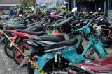 Ratusan sepeda motor yang menggunakan knalpot bising diamankan di Satlantas Polres Jombang, Jawa Timur, Selasa (27/4/2021). Sebanyak 115 buah knalpot bising  hasil operasi lalu lintas dengan sasaran kendaraan tak sesuai spek atau standar selama delapan hari tersebut dimusnahkan Polres Jombang, karena memiliki tingkat kebisingan tidak sesuai standar dan meresahkan pengguna jalan. Antara Jatim/Syaiful Arif/zk.