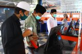 Calon penumpang mencetak tiket kereta api di Stasiun Kotabaru, Malang, Jawa Timur, Selasa (27/4/2021). PT KAIÂ (Persero) mencatat penjualan tiket kereta api jarak jauh (KAJJ) untuk keberangkatan sebelumÂ larangan mudik yakni tanggal 22 April sampai dengan 5 Mei 2021, secara rata-rata sudah terjual sebanyak 40 persen dari 48 ribu tiket yang disediakan per hari. Antara Jatim/Ari Bowo Sucipto/zk.