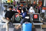 Calon penumpang menunggu keberangkatan kereta di ruang tunggu Stasiun Kotabaru, Malang, Jawa Timur, Selasa (27/4/2021). PT KAIÂ (Persero) mencatat penjualan tiket kereta api jarak jauh (KAJJ) untuk keberangkatan sebelumÂ larangan mudik yakni tanggal 22 April sampai dengan 5 Mei 2021, secara rata-rata sudah terjual sebanyak 40 persen dari 48 ribu tiket yang disediakan per hari. Antara Jatim/Ari Bowo Sucipto/zk.