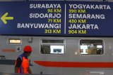 Petugas melintas di depan papan penunjuk jarak tujuan di Stasiun Kotabaru, Malang, Jawa Timur, Selasa (27/4/2021). PT KAIÂ (Persero) mencatat penjualan tiket kereta api jarak jauh (KAJJ) untuk keberangkatan sebelumÂ larangan mudik yakni tanggal 22 April sampai dengan 5 Mei 2021, secara rata-rata sudah terjual sebanyak 40 persen dari 48 ribu tiket yang disediakan per hari. Antara Jatim/Ari Bowo Sucipto/zk.