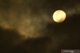 Fenomena bulan purnama merah muda (Supermoon pink moon) terlihat di Malang, Jawa Timur, Selasa (27/4/2021). Lembaga Penerbangan dan Antariksa Nasional (Lapan) mencatat fenomena supermoon tersebut terjadi karena posisi bulan berada di titik terdekat (perige) dengan bumi yakni sekitar 356,909 kilometer. Antara Jatim/Ari Bowo Sucipto/zk.