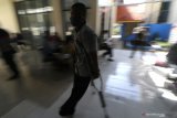 Atlet yang tergabung dalam National Paralimpic Committee (NPC) memasuki ruangan untuk mendapatkan suntikan vaksin COVID-19 di Kota Kediri, Jawa Timur, Rabu (28/4/2021). Sejumlah atlet disabilitas tersebut mendapatkan vaksin guna menangkal penyebaran COVID-19 sekaligus sebagai persiapan mengikuti Pekan Peralimpik Provinsi Jawa Timur bulan Mei mendatang. Antara jatim/Prasetia Fauzani/zk.