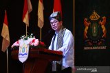 Calon Ketua Umum Kamar Dagang dan Industri (KADIN) Indonesia periode 2021-2026 yang juga Wakil Ketua Umum Bidang Pengembangan Pengusaha Nasional Arsjad Rasjid memaparkan visi misinya saat buka puasa bersama di Pontianak, Kalimantan Barat, Selasa (27/4/2021). saat silahturahmi dan buka puasa bersama di Pontianak, Kalimantan Barat, Selasa (27/4/2021). Dalam kesempatan tersebut Arsjad Rasjid mengajak seluruh ketua dan pengurus KADIN kabupaten/kota se-Kalbar untuk memajukan UMKM daerah agar dapat menggerakkan perekonomian nasional. ANTARA FOTO/Jessica Helena Wuysang