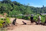 TNI bersama warga kampung Haihorey bangun drainase mencegah banjir