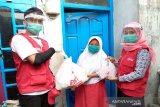 Relawan SIBAT Palang Merah Indonesia di Banjarnegara, Jawa Tengah giat melakukan promosi kesehatan mulai dari membagikan masker, memberikan edukasi kepada masyarakat, hingga memberikan sembako untuk masyarakat yang akibat dampak dari COVID-19. Hal ini menjadi upaya demi memutus rantai penyebaran COVID-19 di lingkungan masyarakat. (Antara/HO/PMI-IFRC).