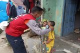 Relawan SIBAT Palang Merah Indonesia di Banjarnegara, Jawa Tengah giat melakukan promosi kesehatan mulai dari membagikan masker, memberikan edukasi kepada masyarakat, hingga memberikan sembako untuk masyarakat yang akibat dampak dari COVID-19. Hal ini menjadi upaya demi memutus rantai penyebaran COVID-19 di lingkungan masyarakat. (Antara/HO/PMI-IFRC).