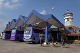 Penumpang berjalan menuju bus angkutan kota antar provinsi (AKAP) yang akan berangkat ke Pulau Jawa di Terminal Tipe A Mengwi, Badung, Bali, Rabu (28/4/2021). Terminal terbesar di Bali tersebut tetap beroperasi pada pemberlakuan larangan mudik yaitu tanggal 6-17 Mei 2021 dan akan mendirikan posko terpadu untuk pemeriksaan surat keterangan hasil negatif COVID-19 bagi para penumpang yang dikecualikan. ANTARA FOTO/Nyoman Hendra Wibowo/nym.