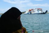 Kapal Muatan Penumpang (KMP) Aceh Hebat-2 meninggalkan dermaga pelabuhan Ulee Lheuh menuju pulau Weh-Sabang di Banda Aceh, Aceh, Kamis (29/4/2021). Pemkot bersama Forum Koordinasi Pimpinan Daerah (Forkopimda) Kota Sabang telah menetapkan kapal penyeberangan Ulee Lheue-Balohan tetap beroperasi jelang lebaran Idul Fitri 1442 H dengan pembatasan jumlah penumpang sebanyak 50 persen. Antara Aceh/Irwansyah Putra.