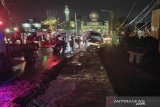 Bagian jalan di jalur Puncak-Cianjur Desa Ciloto longsor