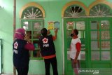 Relawan SIBAT Palang Merah Indonesia (PMI) di Cilacap, Jawa Tengah sadar akan kebutuhan masyarakat untuk beribadah di tengah pandemi COVID-19 yang tidak bisa ditinggalkan. Oleh karena itu, kegiatan memasang materi komunikasi seperti stiker dan poster di beberapa lokasi tempat beribadah menjadi upaya mengingatkan masyarakat untuk mengimplementasikan protokol 5M. (Antara/HO/PMI-IFRC).