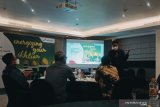 Executive General Manager Pertamina Region Jatimbalinus, CD Sasongko, menjelaskan persiapan jajarannya menghadapi masa Hari Raya Idul Fitri 1442 Hijriah/2021 serta upaya penetrasi layanan distribusi Pertashop, dalam temu media, di Surabaya, Jumat (30/4).(Antarajatim/Slamet Hadi Purnomo)