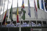 Petugas pengibar bendera menurunkan bendera peserta Konferensi Asia Afrika (KAA) di Museum KAA, Bandung, Jawa Barat, Jumat (30/4/2021). Sebanyak 109 bendera peserta KAA dan satu bendera PBB diturunkan setelah peringatan 66 tahun KAA yang selalu diperingati setiap tahunnya. ANTARA JABAR/Raisan Al Farisi/agr