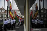 Petugas pengibar bendera menurunkan bendera peserta Konferensi Asia Afrika (KAA) di Museum KAA, Bandung, Jawa Barat, Jumat (30/4/2021). Sebanyak 109 bendera peserta KAA dan satu bendera PBB diturunkan setelah peringatan 66 tahun KAA yang selalu diperingati setiap tahunnya. ANTARA JABAR/Raisan Al Farisi/agr