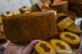 Perajin menyelesaikan pembuatan peci berbahan kulit kayu waru Kalimantan di Kampung Geger Kalong, Desa Sukagalih, Kabupaten Tasikmalaya, Jawa Barat, Jumat (30/4/2021). Dalam sehari perajin mampu memproduksi 70 unit peci yang dijual ke berbagai daerah di antaranya Bandung, Bogor, Jakarta, hingga diekspor ke Malaysia, Singapura, dan Turki dengan harga Rp800 ribu hingga Rp1,2 juta per kodi. ANTARA JABAR/Adeng Bustomi/agr