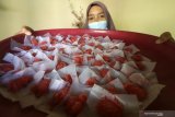  Perajin memperlihatkan makanan tradisional wajik kletik berbahan baku ketan dan parutan kelapa di Desa Kawedusan, Kediri, Jawa Timur, Jumat (30/4/2021). Menjelang lebaran permintaan wajik kletik yang berinovasi dengan aneka rasa tersebut meningkat dibanding hari biasa dari sebelumnya 5 kilogram menjadi 20 kilogram per hari. Antara Jatim/Prasetia Fauzani/zk