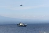 Helikopter terbang di atas KRI Bontang 907 yang memantau posisi KRI Nanggala 402 di perairan utara pulau Bali, Bali, Jumat (30/4/2021). Kepala Staf TNI Angkatan Laut Laksamana Yudo Margono mengatakan akan terus mengupayakan proses evakuasi KRI Nanggala dari dasar laut sedalam 839 meter diantaranya dengan bantuan kapal SKK Migas dan kapal angkatan laut China yang memiliki kemampuan mengangkat beban sedalam 1.000 meter. Antara Jatim/Budi Candra Setya/zk