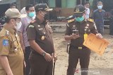 Bupati Mukomuko Sapuan bersama Kejari Rudi Iskandar dan Kadis Perkim meninjau langsung lokasi yang akan dibangun untuk alun-alun dan perumahan Kejaksaan Negeri Mukomuko di lahan seluas sekitar 10.816 M2 yang berlokasi tak jauh dari komplek perkantoran Pemkab Mukomuko. (ADV)