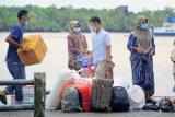 Sejumlah pemudik asal Riau dan daerah lain dalam Provinsi Jambi menyusun barang bawaannya setibanya di dermaga Pelabuhan LLASDP Kuala Tungkal, Tanjungjabung Barat, Jambi, Kamis (29/4/2021). Sejumlah pemudik asal Riau dan beberapa daerah lain dalam Provinsi Jambi mulai terpantau memadati kawasan pelabuhan Tanjungjabung Barat di tengah imbauan larangan mudik Lebaran tahun ini. ANTARA FOTO/Wahdi Septiawan/wsj.